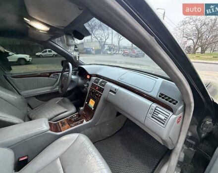 Сірий Мерседес Е-Клас, об'ємом двигуна 2.2 л та пробігом 340 тис. км за 3850 $, фото 49 на Automoto.ua