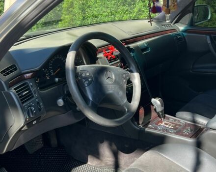 Серый Мерседес Е-Класс, объемом двигателя 2.2 л и пробегом 383 тыс. км за 3800 $, фото 1 на Automoto.ua