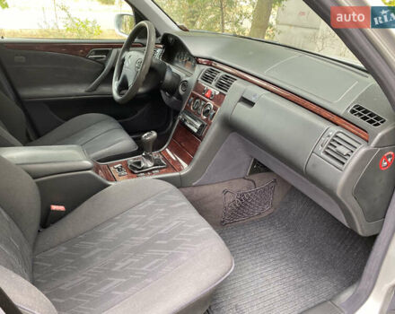 Серый Мерседес Е-Класс, объемом двигателя 2 л и пробегом 208 тыс. км за 6500 $, фото 10 на Automoto.ua