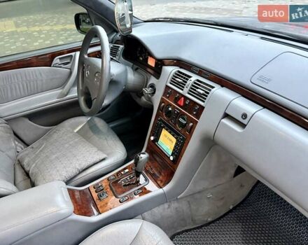 Сірий Мерседес Е-Клас, об'ємом двигуна 2.2 л та пробігом 340 тис. км за 3850 $, фото 48 на Automoto.ua