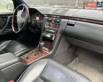 Серый Мерседес Е-Класс, объемом двигателя 3.2 л и пробегом 270 тыс. км за 3200 $, фото 1 на Automoto.ua