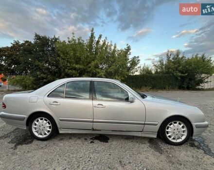 Серый Мерседес Е-Класс, объемом двигателя 2 л и пробегом 400 тыс. км за 3200 $, фото 4 на Automoto.ua