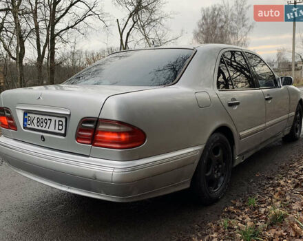 Серый Мерседес Е-Класс, объемом двигателя 2.4 л и пробегом 499 тыс. км за 2500 $, фото 3 на Automoto.ua