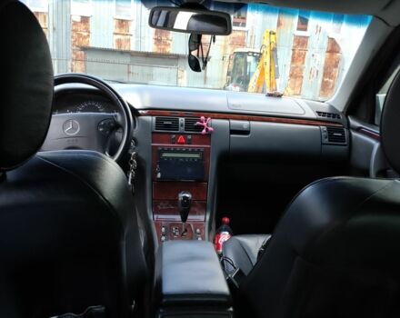 Сірий Мерседес Е-Клас, об'ємом двигуна 2.1 л та пробігом 420 тис. км за 3800 $, фото 2 на Automoto.ua