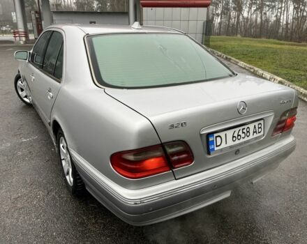 Серый Мерседес Е-Класс, объемом двигателя 3.2 л и пробегом 270 тыс. км за 3200 $, фото 2 на Automoto.ua