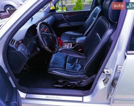 Серый Мерседес Е-Класс, объемом двигателя 2.8 л и пробегом 385 тыс. км за 4000 $, фото 3 на Automoto.ua