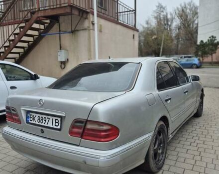 Серый Мерседес Е-Класс, объемом двигателя 2.4 л и пробегом 525 тыс. км за 2900 $, фото 1 на Automoto.ua