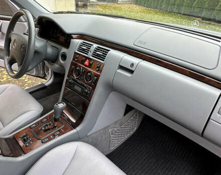 Сірий Мерседес Е-Клас, об'ємом двигуна 2 л та пробігом 88 тис. км за 9600 $, фото 45 на Automoto.ua