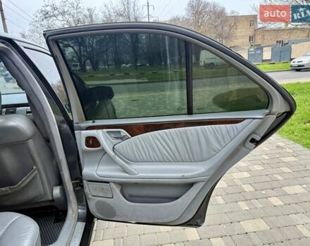 Сірий Мерседес Е-Клас, об'ємом двигуна 2.2 л та пробігом 340 тис. км за 3850 $, фото 53 на Automoto.ua