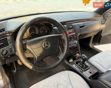 Серый Мерседес Е-Класс, объемом двигателя 2 л и пробегом 330 тыс. км за 2999 $, фото 21 на Automoto.ua