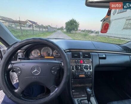 Серый Мерседес Е-Класс, объемом двигателя 2.4 л и пробегом 257 тыс. км за 4100 $, фото 1 на Automoto.ua