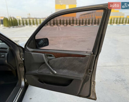 Серый Мерседес Е-Класс, объемом двигателя 2 л и пробегом 330 тыс. км за 2999 $, фото 16 на Automoto.ua