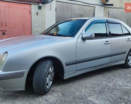 Сірий Мерседес Е-Клас, об'ємом двигуна 2 л та пробігом 389 тис. км за 4000 $, фото 4 на Automoto.ua