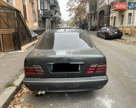 Серый Мерседес Е-Класс, объемом двигателя 2.2 л и пробегом 320 тыс. км за 4200 $, фото 3 на Automoto.ua