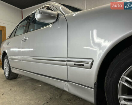 Мерседес Е-Клас 2000 у Сторожинце на Automoto.ua Сірий Мерседес Е-Клас, об'ємом двигуна 2.7 л та пробігом 346 тис. км за 5200 $, фото 49 на Automoto.ua