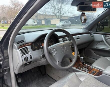 Сірий Мерседес Е-Клас, об'ємом двигуна 2.2 л та пробігом 340 тис. км за 3850 $, фото 32 на Automoto.ua