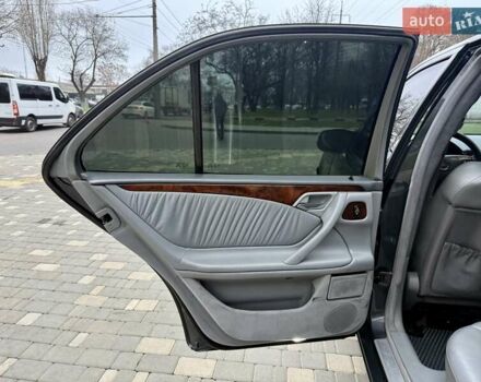 Сірий Мерседес Е-Клас, об'ємом двигуна 2.2 л та пробігом 340 тис. км за 3850 $, фото 64 на Automoto.ua