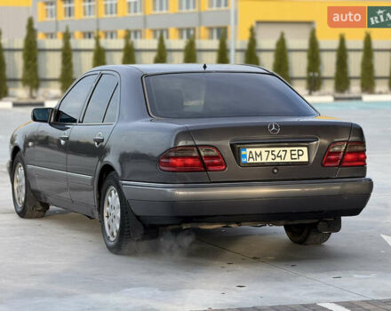 Серый Мерседес Е-Класс, объемом двигателя 2 л и пробегом 330 тыс. км за 2999 $, фото 1 на Automoto.ua