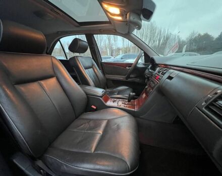 Серый Мерседес Е-Класс, объемом двигателя 3.2 л и пробегом 470 тыс. км за 5100 $, фото 16 на Automoto.ua