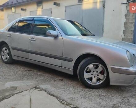 Сірий Мерседес Е-Клас, об'ємом двигуна 2 л та пробігом 389 тис. км за 4000 $, фото 3 на Automoto.ua