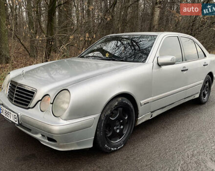 Серый Мерседес Е-Класс, объемом двигателя 2.4 л и пробегом 499 тыс. км за 2500 $, фото 1 на Automoto.ua