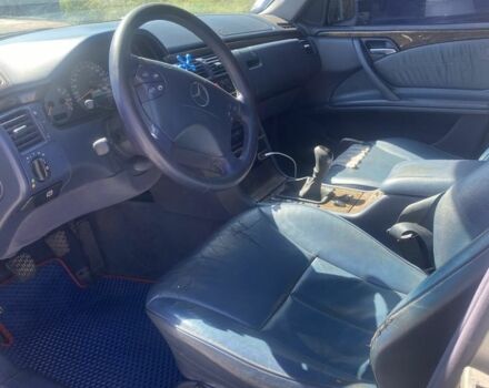 Сірий Мерседес Е-Клас, об'ємом двигуна 2 л та пробігом 353 тис. км за 3000 $, фото 4 на Automoto.ua