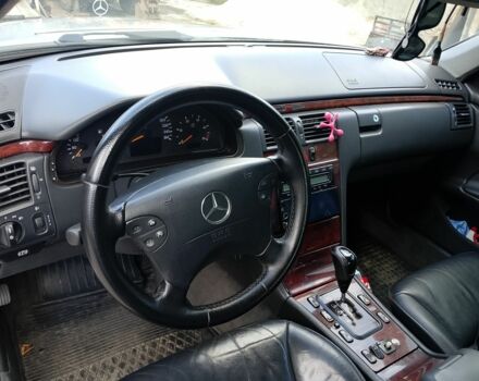 Сірий Мерседес Е-Клас, об'ємом двигуна 2.1 л та пробігом 420 тис. км за 3800 $, фото 3 на Automoto.ua