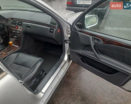 Серый Мерседес Е-Класс, объемом двигателя 2.4 л и пробегом 338 тыс. км за 2999 $, фото 21 на Automoto.ua