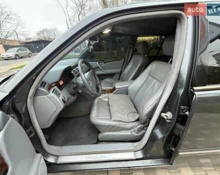 Сірий Мерседес Е-Клас, об'ємом двигуна 2.2 л та пробігом 340 тис. км за 3850 $, фото 34 на Automoto.ua