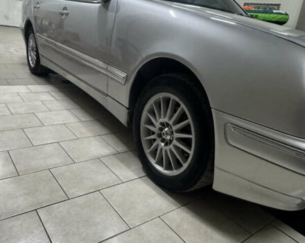 Сірий Мерседес Е-Клас, об'ємом двигуна 2.2 л та пробігом 320 тис. км за 4400 $, фото 5 на Automoto.ua