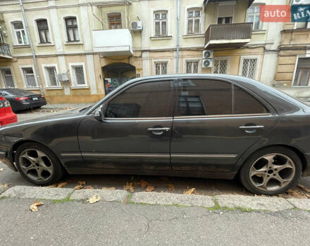 Серый Мерседес Е-Класс, объемом двигателя 2.2 л и пробегом 320 тыс. км за 4200 $, фото 4 на Automoto.ua