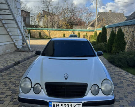 Серый Мерседес Е-Класс, объемом двигателя 2.6 л и пробегом 300 тыс. км за 2450 $, фото 1 на Automoto.ua