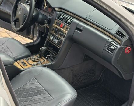 Мерседес Е-Клас 2000 у Сторожинце на Automoto.ua Сірий Мерседес Е-Клас, об'ємом двигуна 2.7 л та пробігом 346 тис. км за 5200 $, фото 18 на Automoto.ua