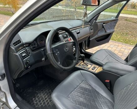 Мерседес Е-Клас 2000 у Сторожинце на Automoto.ua Сірий Мерседес Е-Клас, об'ємом двигуна 2.7 л та пробігом 346 тис. км за 5200 $, фото 16 на Automoto.ua