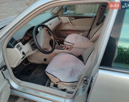 Серый Мерседес Е-Класс, объемом двигателя 2.6 л и пробегом 260 тыс. км за 4400 $, фото 10 на Automoto.ua