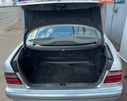 Серый Мерседес Е-Класс, объемом двигателя 2 л и пробегом 400 тыс. км за 3200 $, фото 1 на Automoto.ua