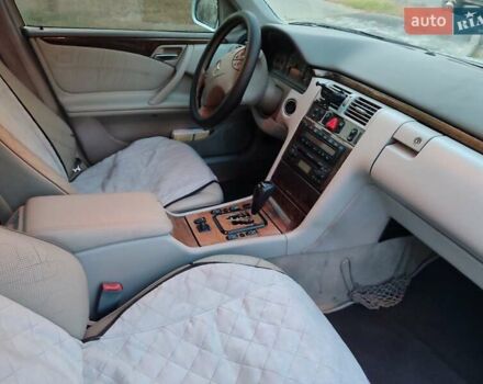 Серый Мерседес Е-Класс, объемом двигателя 2.6 л и пробегом 260 тыс. км за 4400 $, фото 17 на Automoto.ua