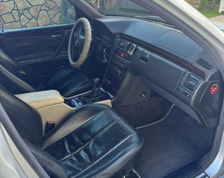 Серый Мерседес Е-Класс, объемом двигателя 2.6 л и пробегом 300 тыс. км за 2450 $, фото 8 на Automoto.ua