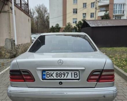 Серый Мерседес Е-Класс, объемом двигателя 2.4 л и пробегом 525 тыс. км за 2900 $, фото 3 на Automoto.ua