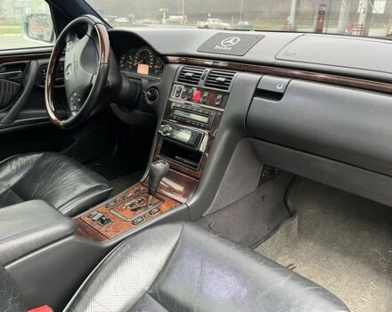 Серый Мерседес Е-Класс, объемом двигателя 3.2 л и пробегом 270 тыс. км за 3200 $, фото 1 на Automoto.ua