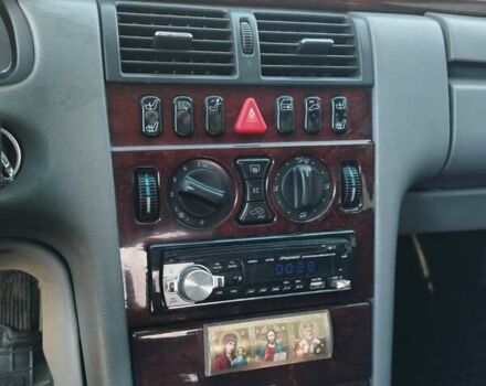 Серый Мерседес Е-Класс, объемом двигателя 2.1 л и пробегом 300 тыс. км за 6000 $, фото 6 на Automoto.ua