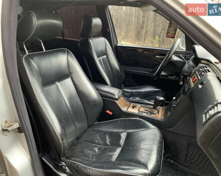 Серый Мерседес Е-Класс, объемом двигателя 2.4 л и пробегом 499 тыс. км за 2500 $, фото 8 на Automoto.ua