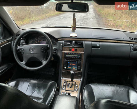 Серый Мерседес Е-Класс, объемом двигателя 2.4 л и пробегом 499 тыс. км за 2500 $, фото 7 на Automoto.ua