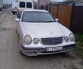 Сірий Мерседес Е-Клас, об'ємом двигуна 2 л та пробігом 400 тис. км за 4300 $, фото 1 на Automoto.ua