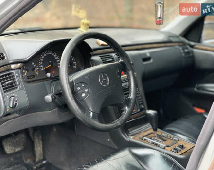 Серый Мерседес Е-Класс, объемом двигателя 2.4 л и пробегом 499 тыс. км за 2500 $, фото 5 на Automoto.ua
