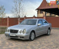 Мерседес Е-Клас 2000 у Сторожинце на Automoto.ua Сірий Мерседес Е-Клас, об'ємом двигуна 2.7 л та пробігом 346 тис. км за 5200 $, фото 1 на Automoto.ua