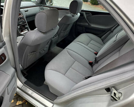 Сірий Мерседес Е-Клас, об'ємом двигуна 2 л та пробігом 88 тис. км за 9600 $, фото 34 на Automoto.ua