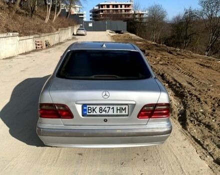 Серый Мерседес Е-Класс, объемом двигателя 3.2 л и пробегом 284 тыс. км за 4800 $, фото 4 на Automoto.ua