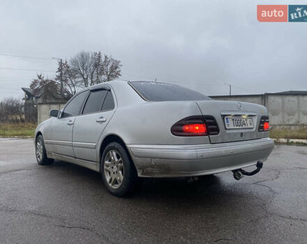 Серый Мерседес Е-Класс, объемом двигателя 3.2 л и пробегом 318 тыс. км за 4000 $, фото 3 на Automoto.ua