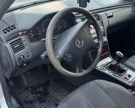 Серый Мерседес Е-Класс, объемом двигателя 2 л и пробегом 400 тыс. км за 3200 $, фото 8 на Automoto.ua